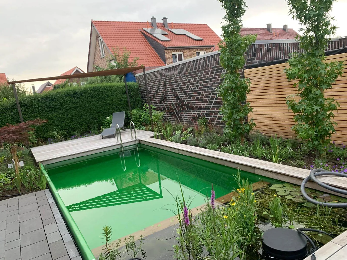 Poolanlage im Garten als Anwendungsbeispiel